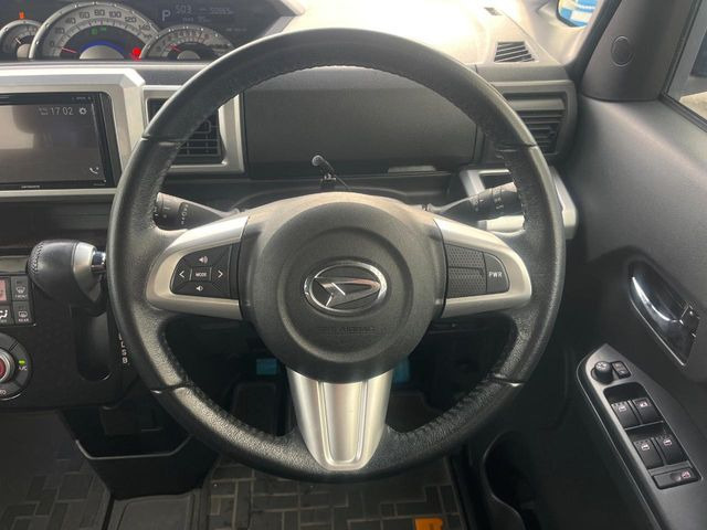 【純正革巻きステアリング】上質な革を使用することで、手にしっかり馴染みとても運転しやすいハンドルです♪