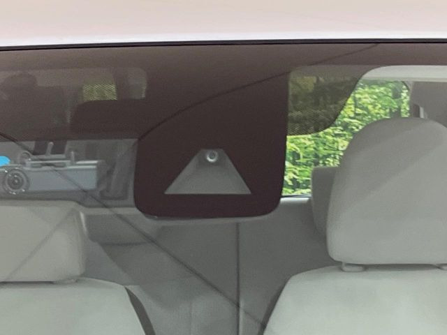 【エマージェンシーブレーキ】走行中に前方の車両等を認識し、衝突しそうな時は警報とブレーキで衝突回避と被害軽減をアシスト。より安全にドライブをお楽しみいただけます。