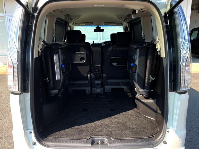 ���i�̂���������ʋ΁A���}���ɏ\���ȉ׎��X�y�[�X���m�ۂ��Ă���܂��B�Z�J���h�V�[�g��|���ƁA�傫�ȉו��̐ύڂ��\�ł���