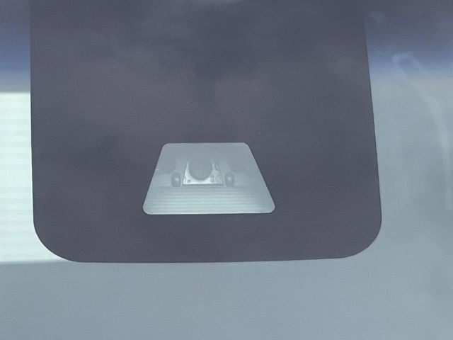 【スマートアシスト】走行中に前方の車両等を認識し、衝突しそうな時は警報とブレーキで衝突回避と被害軽減をアシスト。より安全にドライブをお楽しみいただけます。