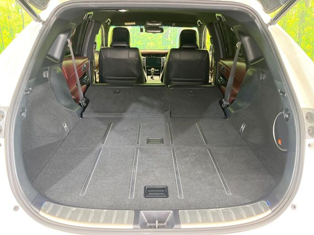 積み下ろしのしやすいデッキにはたっぷりと荷物を積み込んでいただけます。遊びから仕事まで、様々なシーンで頼れます♪