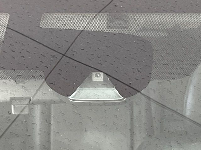 【エマージェンシーブレーキ】走行中に前方の車両等を認識し、衝突しそうな時は警報とブレーキで衝突回避と被害軽減をアシスト。より安全にドライブをお楽しみいただけます。