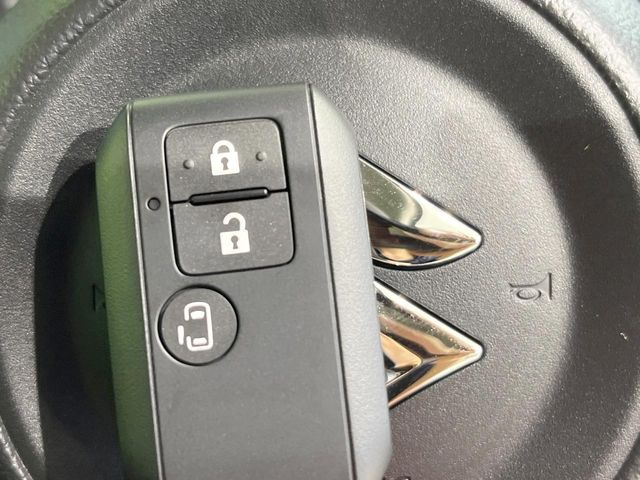 【キーレススタートシステム】カバンやポケットに入れたままでもドアの施錠・解錠が可能なスマートキーを装備。エンジンのオン・オフ時もカギを取り出す必要が無いからとっても便利です♪