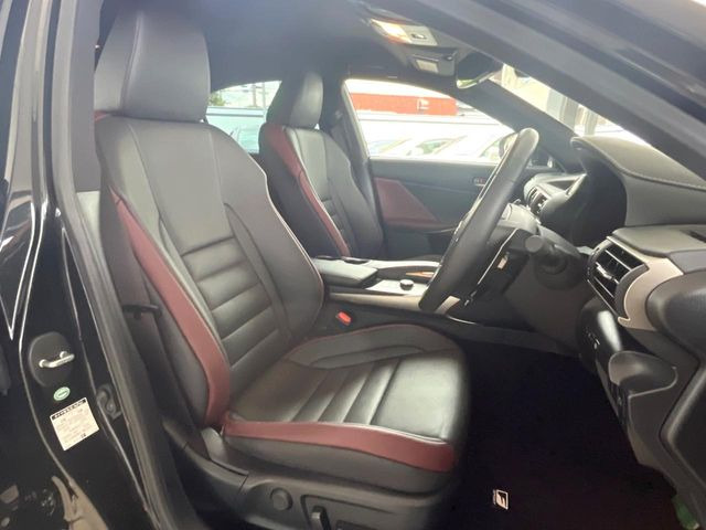 【黒革シート】上質な本革を使用し、高級感あふれる黒革シート。常に体に触れる部分だから、座り心地の良さにはこだわりたいですね♪汚れの付着や劣化を抑制する内装コーティング施工もおススメですよ♪