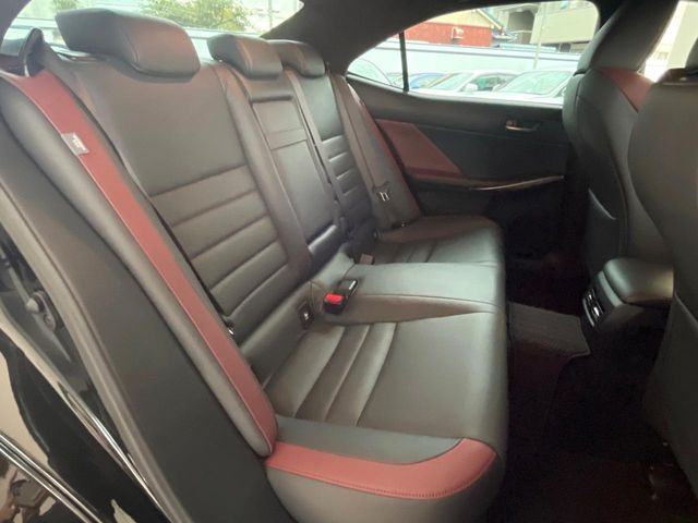 後部座席も気になるようなキズ・汚れやへたり等、大きなダメージはなく、良好な状態です。