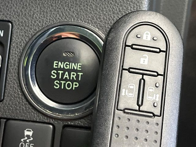 【キーフリーシステム】カバンやポケットに入れたままでもドアの施錠・解錠が可能なスマートキーを装備。エンジンのオン・オフ時もカギを取り出す必要が無いからとっても便利です♪