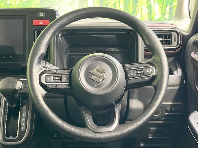 インテリアに合わせたデザインのステアリングは、運転される方のことも考え、運転しやすい形状、大きさです。是非一度、実際に触ってお確かめください。