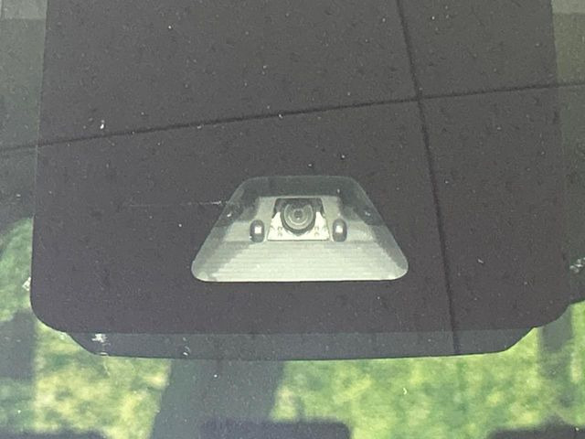 【スマアシ】走行中に前方の車両等を認識し、衝突しそうな時は警報とブレーキで衝突回避と被害軽減をアシスト。より安全にドライブをお楽しみいただけます。