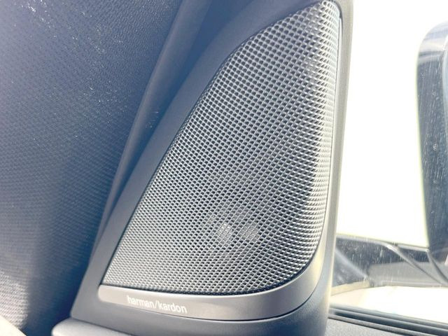 ●harman/kardonサウンドシステム:オーディオ専門メーカーが手掛けるプレミアムスピーカーを装備。多数のスピーカーから、音の粒立ちまで分かる高品質な音楽をお楽しみいただけます。