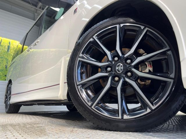 【グレード専用純正18インチアルミホイール】デザイン性の高い純正アルミホイールを装着しております。各種社外アルミホイールや、スタッドレスタイヤも取扱いしております。是非ご相談ください♪