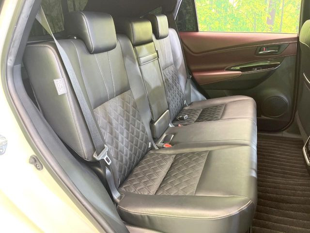 後部座席も気になるようなキズ・汚れやへたり等、大きなダメージはなく、良好な状態です。