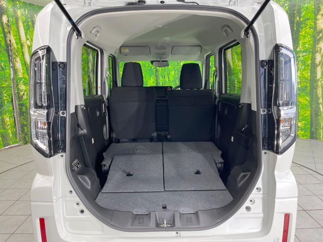 後席を格納すると、これだけの広さが!シーンに合わせたシートアレンジで、大きな荷物も積むことが出来ます♪