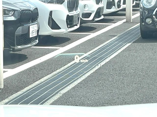 ●ヘッドアップディスプレイ:現在の速度や走行情報をデジタル表示で運転席前方のガラスに投影!運転中、視線をずらさず必要な情報を確認できるのでとっても便利で安心!