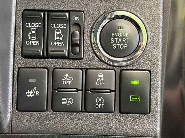 【両側パワースライドドア】スマートキーや運転席のスイッチで後席両側スライドドアの開閉が可能♪電動だから力を入れてドアを開ける必要が無く、小さなお子様でも簡単に開け閉めでき快適です♪