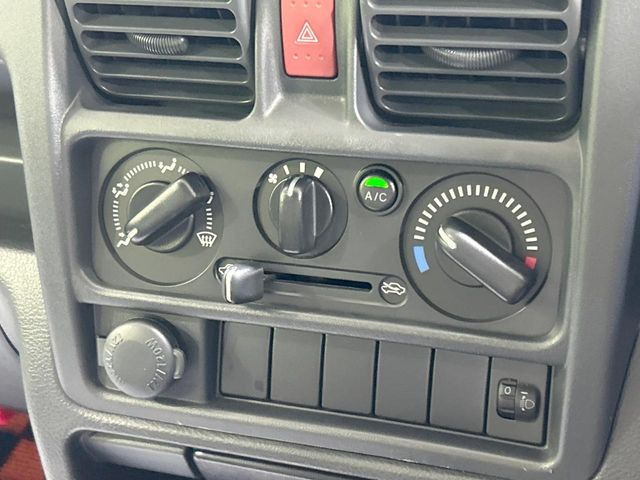 寒い冬も暑い夏も全席に快適な空調を届けてくれる、ダイヤル式エアコンを装備♪