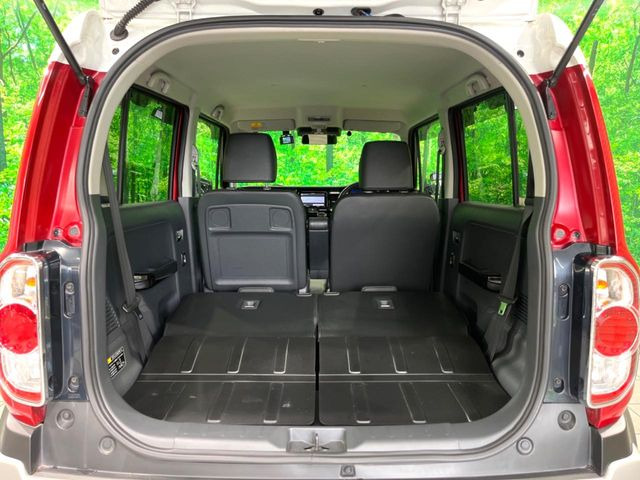 積み下ろしのしやすいデッキにはたっぷりと荷物を積み込んでいただけます。遊びから仕事まで、様々なシーンで頼れます♪