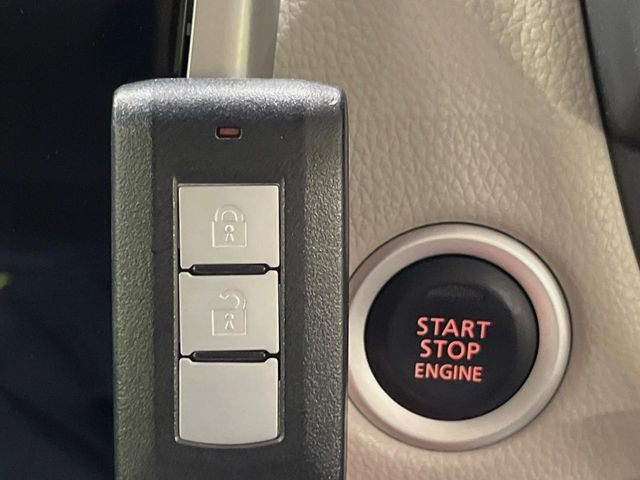 【インテリジェントキー】カバンやポケットに入れたままでもドアの施錠・解錠が可能なスマートキーを装備。エンジンのオン・オフ時もカギを取り出す必要が無いからとっても便利です♪