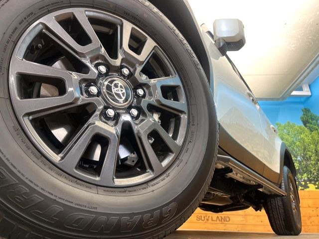 �y����18�C���`�A���~�z�C�[���z�O�ςɃ}�b�`���������A���~�z�C�[���𑕒����Ă���܂��B�e��ЊO�A���~�z�C�[����A�X�^�b�h���X�^�C�����戵�����Ă���܂��B���񂲑��k����������