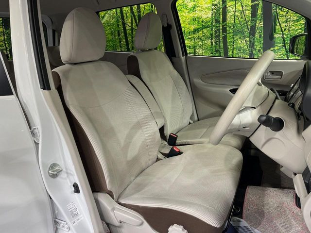 運転席シート廻りは使用感も少なく、良好な状態となっています。丁寧に使われていたことがよくわかりますね。