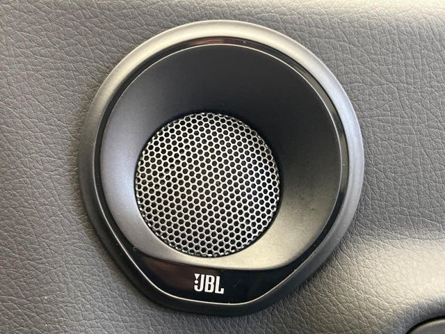 �yJBL�T�E���h�V�X�e���z���[�J�[�I�v�V�����̍��i�ʃT�E���h�V�X�e���𓋍ځB��p�̃`���[�j���O���{���ꂽ�召�l�X�ȃX�s�[�J�[����ǎ��ȃT�E���h���t�ł��A�Տꊴ���ӂ�鉹����Ԃ����o���܂��B