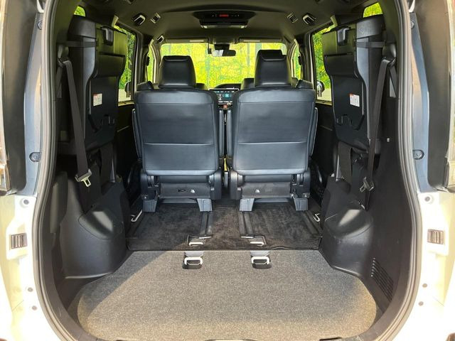 積み下ろしのしやすいデッキにはたっぷりと荷物を積み込んでいただけます。遊びから仕事まで、様々なシーンで頼れます♪