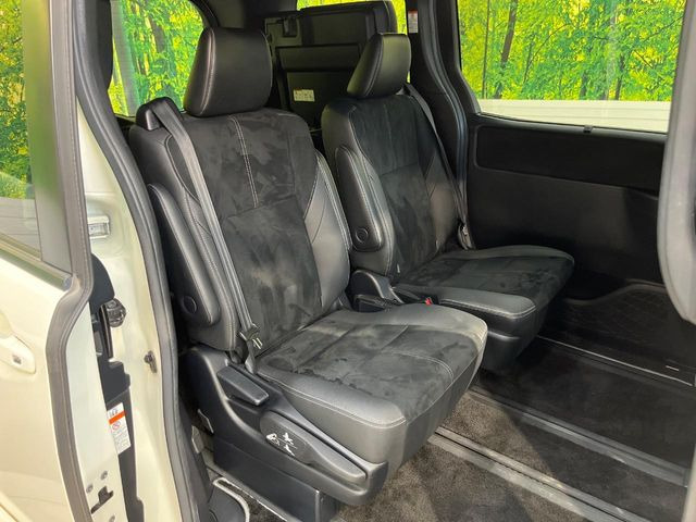 後部座席も気になるようなキズ・汚れやへたり等、大きなダメージはなく、良好な状態です。