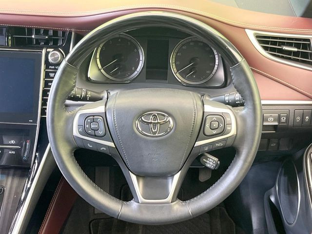 【ウッドコンビステアリング】高級感ある木目調パーツを採用した手に良く馴染むコンビハンドル。運転席廻りの雰囲気も一気に豪華になります!