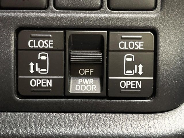 【両側パワースライドドア】スマートキーや運転席のスイッチで後席両側スライドドアの開閉が可能♪電動だから力を入れてドアを開ける必要が無く、小さなお子様でも簡単に開け閉めでき快適です♪