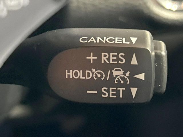 【レーダークルーズコントロール】高速道路での長距離走行が楽に!!自動で速度を保つクルーズコントロールが、衝突軽減システムと連携し、前方の車両を感知して車間を保つように速度調節してくれます!!