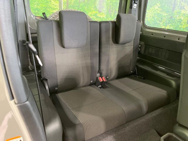 後部座席も気になるようなキズ・汚れやへたり等、大きなダメージはなく、良好な状態です。