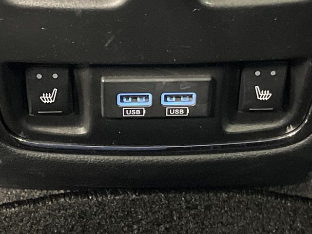 ●全席シートヒーター:高級感あふれるレザーシートに、前席・後席にシートヒーターを搭載しております。