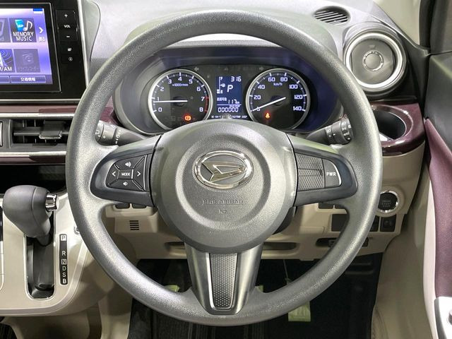 ステアリングも使用感が少なく、きれいな状態となっております♪