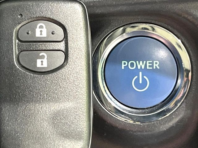 【スマートキー】カバンやポケットに入れたままでもドアの施錠・解錠が可能なスマートキーを装備。エンジンのオン・オフ時もカギを取り出す必要が無いからとっても便利です♪