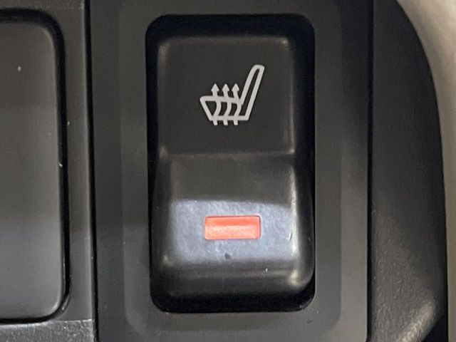 【シートヒーター】寒い日に重宝するシートヒーター!エアコンより早く温まってくれるので寒がりの人も安心ですね♪エアコンの温風は乾燥するから苦手、という方にもをおすすめです。