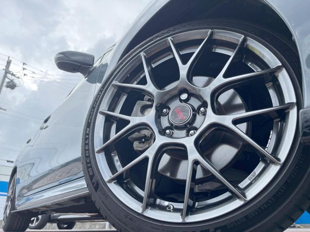 【専用BBS純正19インチアルミホイール】デザイン性の高い純正アルミホイールを装着しております。各種社外アルミホイールや、スタッドレスタイヤも取扱いしております。是非ご相談ください♪