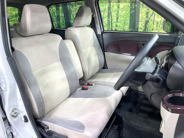 運転席まわりには十分なスペースがあり、大柄な方でもゆったり運転していただける環境です。