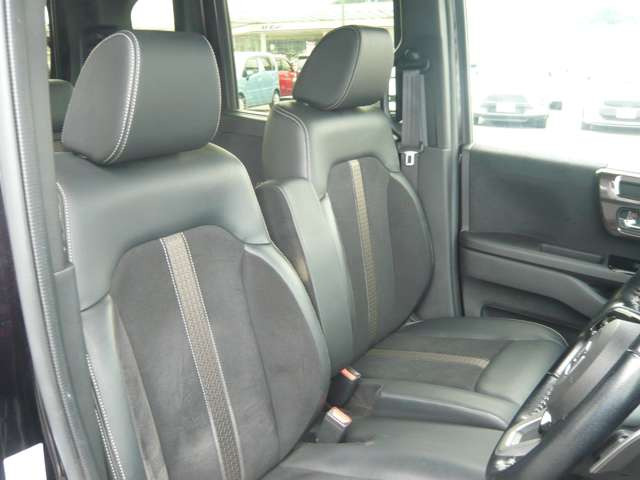 外見からは想像もつかないほど広い車内空間です。ゆったりと座れます。運転席にはシートリフターが付いていますので座高にあわせてドライビングポジションが決められます。