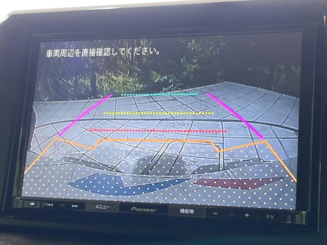 【バックカメラ】駐車時に後方がリアルタイム映像で確認できます。大型商業施設や立体駐車場での駐車時や、夜間のバック時に大活躍!運転スキルに関わらず、今や必須となった装備のひとつです!