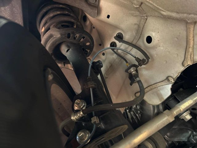 お車を安心してお乗りいただく為には、足回りの定期点検が欠かせません。サービスサポート(有償保証)では無料点検もご提供しており、安心のカーライフをお過ごしいただけるサポート体制が整っています。