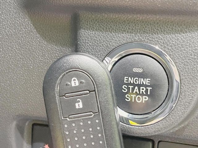【キーフリーシステム】カバンやポケットに入れたままでもドアの施錠・解錠が可能なスマートキーを装備。エンジンのオン・オフ時もカギを取り出す必要が無いからとっても便利です♪