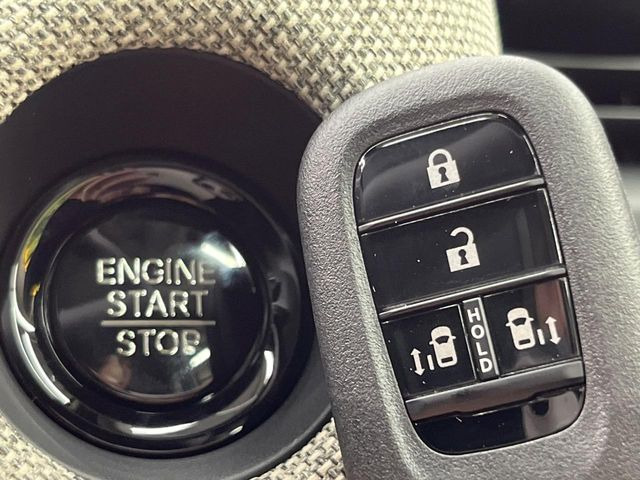 【Hondaスマートキー】カバンやポケットに入れたままでもドアの施錠・解錠が可能なスマートキーを装備。エンジンのオン・オフ時もカギを取り出す必要が無いからとっても便利です♪