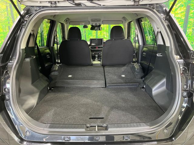 ���i�̂���������ʋ΁A���}���ɏ\���ȉ׎��X�y�[�X���m�ۂ��Ă���܂��B�Z�J���h�V�[�g��|���ƁA�傫�ȉו��̐ύڂ��\�ł���