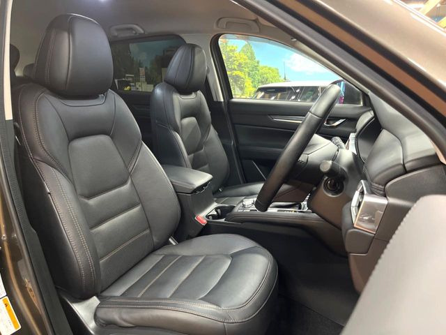 【黒革シート】上質な本革を使用し、高級感あふれる黒革シート。常に体に触れる部分だから、座り心地の良さにはこだわりたいですね♪汚れの付着や劣化を抑制する内装コーティング施工もおススメですよ♪