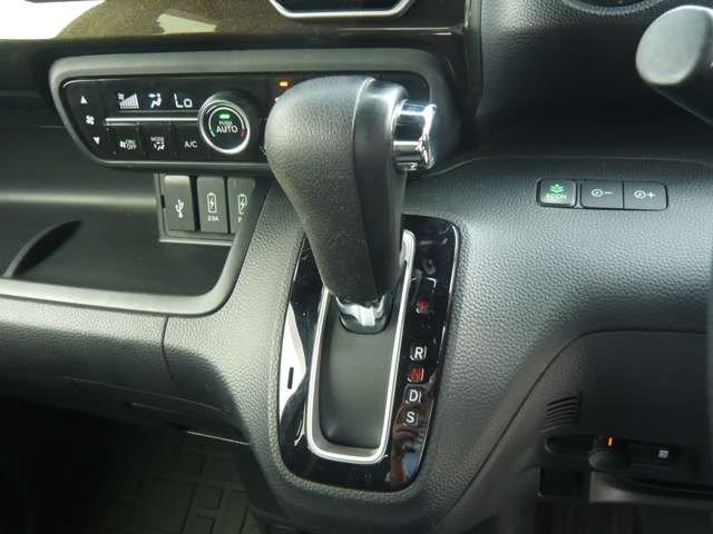 助手席への移動もスムーズにいけるインパネシフトを採用!足元が広々、ゆったり!また小物入れにもこだわりがあります。収納力もお任せ下さい。散らかりがちな車内もスッキリ!
