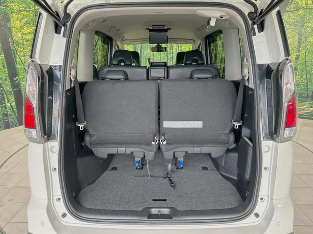 積み下ろしのしやすいデッキにはたっぷりと荷物を積み込んでいただけます。遊びから仕事まで、様々なシーンで頼れます♪