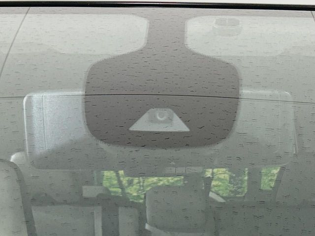 【エマージェンシーブレーキ】走行中に前方の車両等を認識し、衝突しそうな時は警報とブレーキで衝突回避と被害軽減をアシスト。より安全にドライブをお楽しみいただけます。