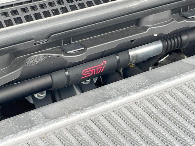 【STIタワーバー】お車の剛性を高めるタワーバーを装備。よりスムーズなコーナリング走行が可能となり、走りも楽しめます。