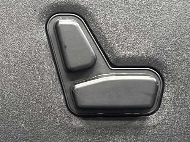 ●パワーシート:シート位置の“前後と背もたれの“角度の微調整が可能となります。手動設定のシートよりも、より細やかな設定ができるのがポイントです。