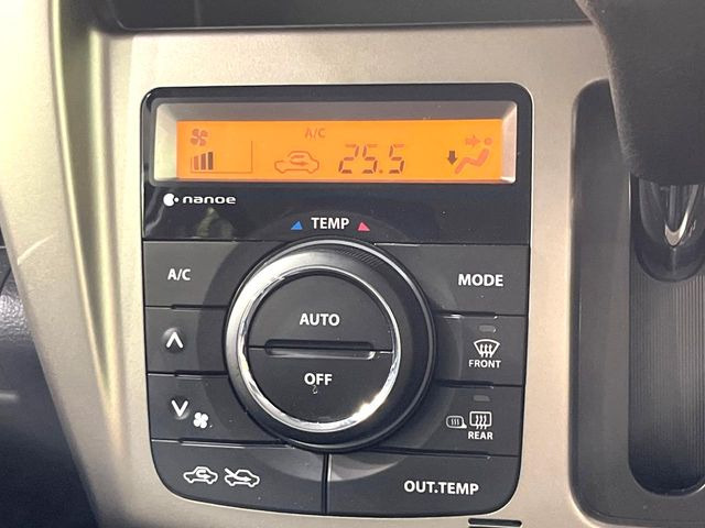 【オートエアコン】一度お好みの温度に設定すれば、車内の温度を検知し風量や温度を自動で調整。暑い…寒い…と何度もスイッチ操作をする必要はありません。快適な車内空間には必須の機能ですね♪