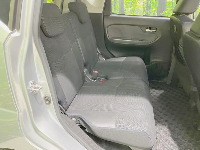 後部座席も気になるようなキズ・汚れやへたり等、大きなダメージはなく、良好な状態です。